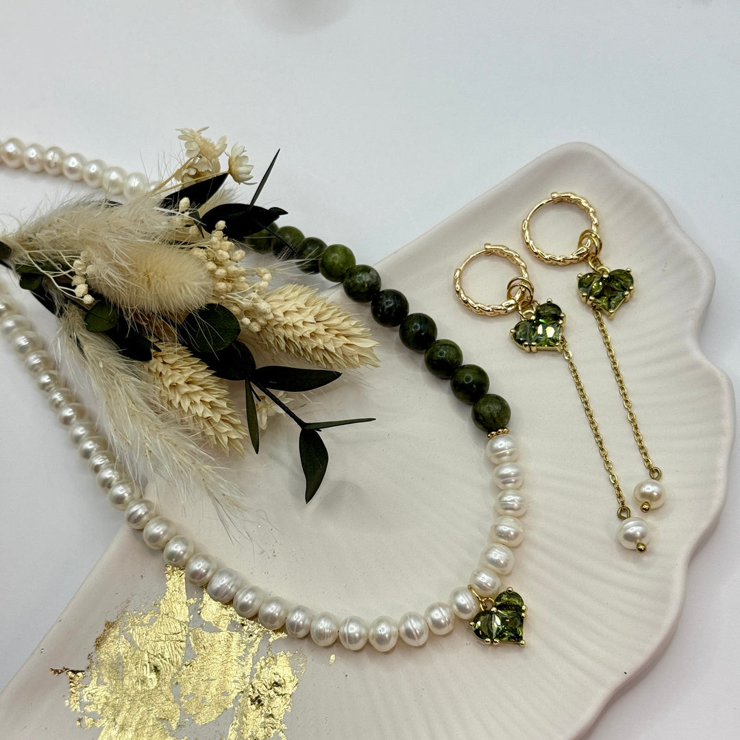 Kette aus Natursteinen und Süßwasserperlen