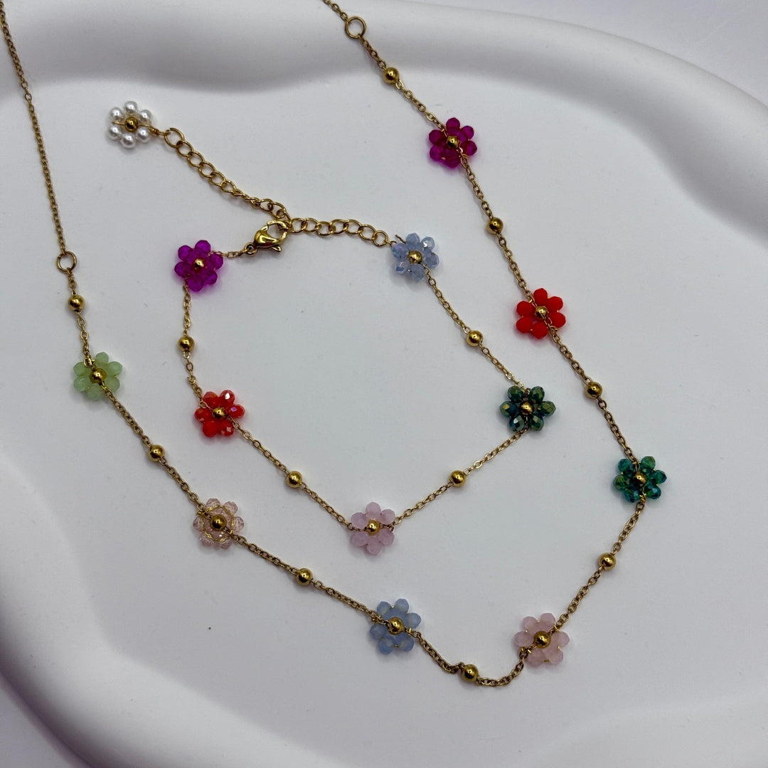 Zarte Kette mit bunten Blumenperlen