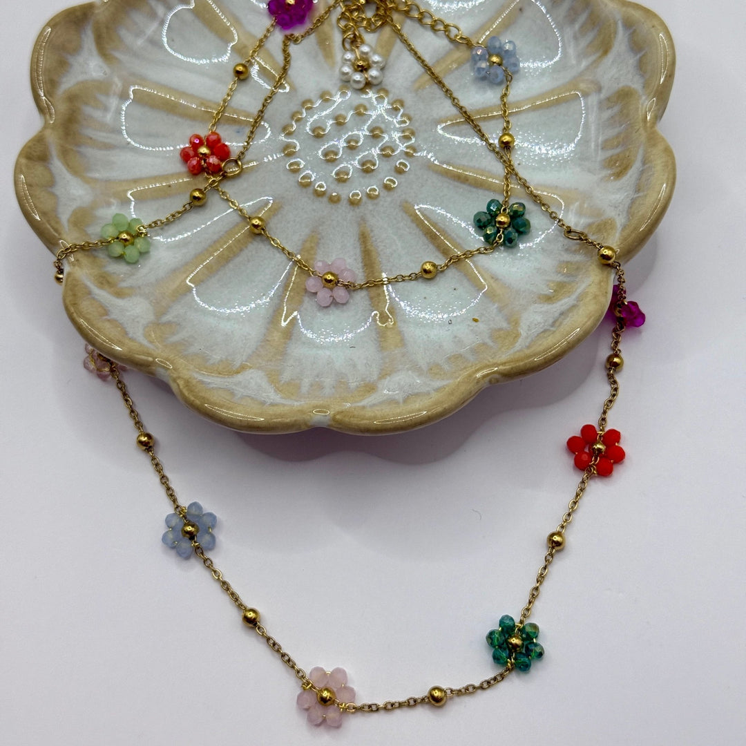 Zarte Kette mit bunten Blumenperlen