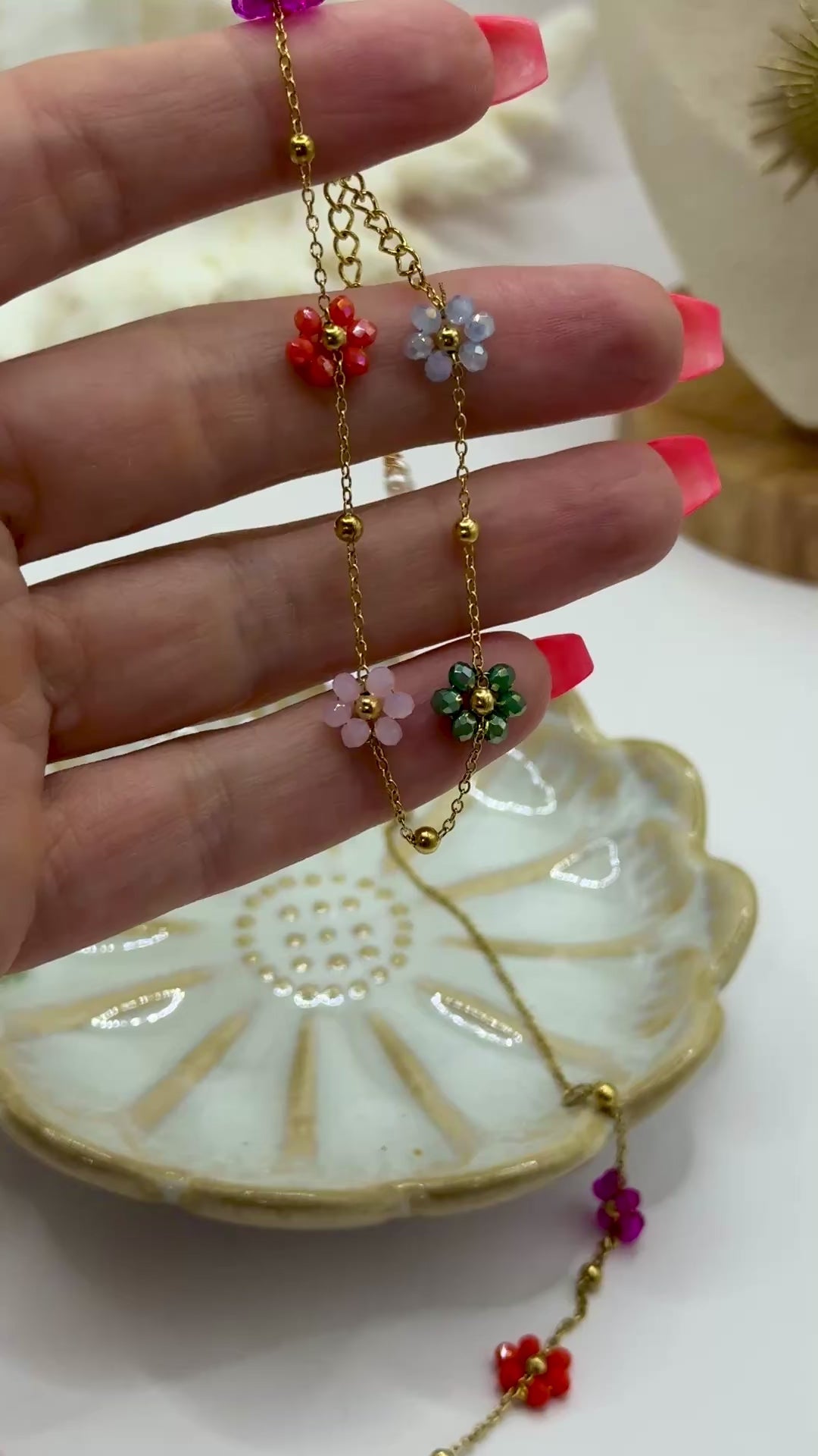 Zarte Kette mit bunten Blumenperlen