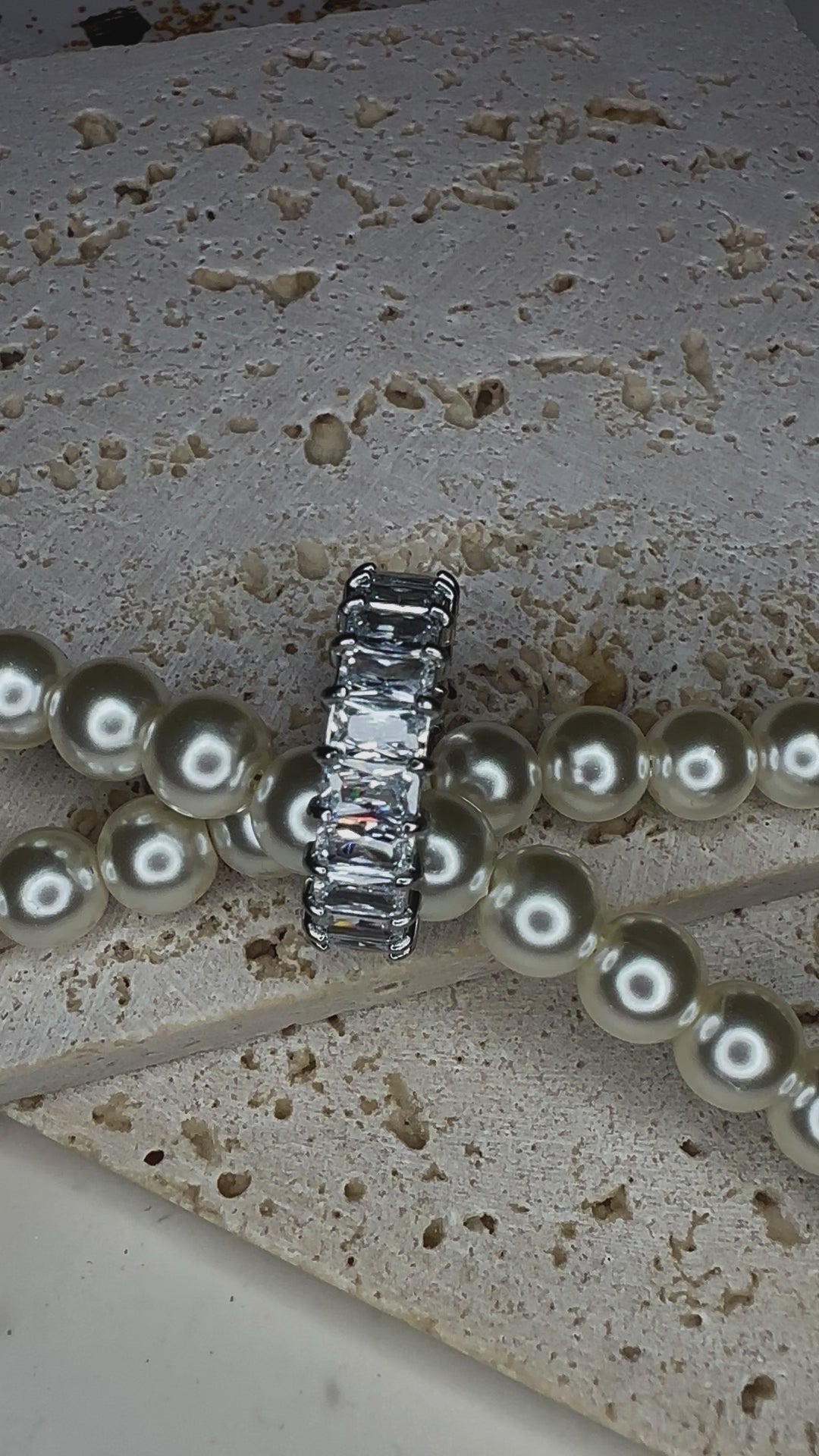 Ring aus Titan mit Zirkonia