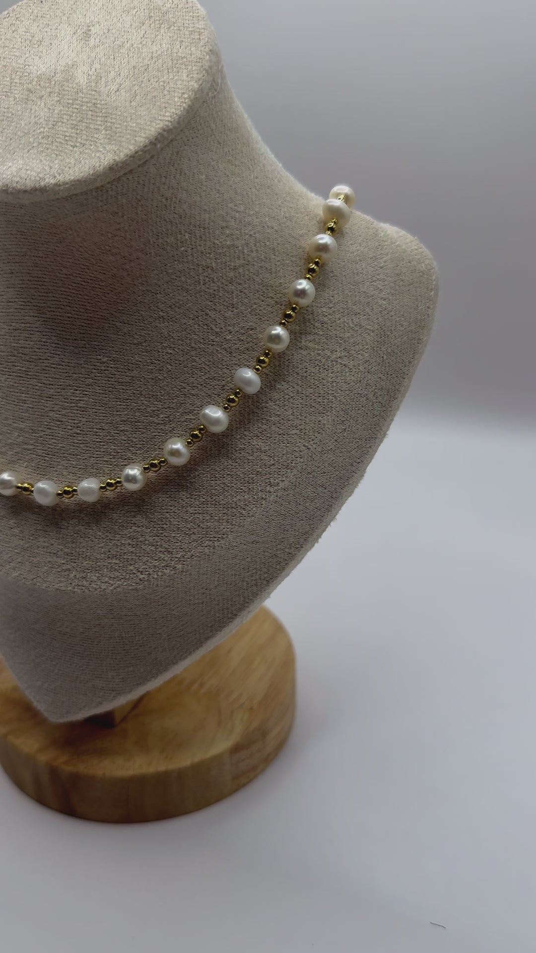 Elegante Perlenkette mit vergoldeten Perlen